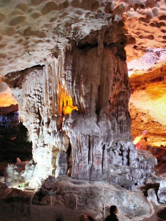 HALONG BAY - een druipsteengrot