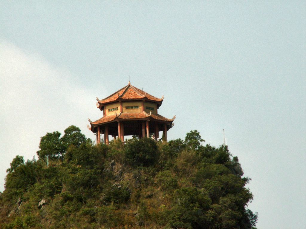 HALONG BAY - een tempel op het Titop eiland