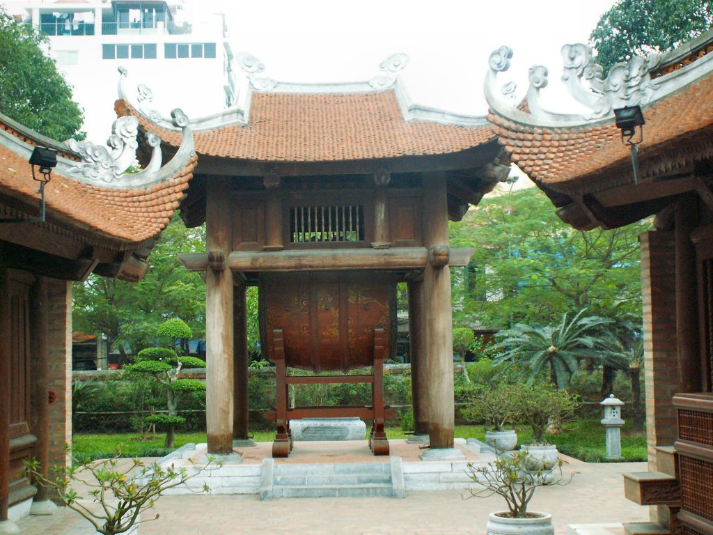 HANOI - een trom bij de temple of Literature