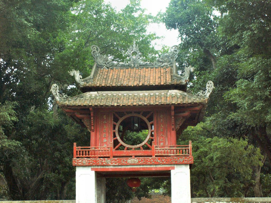 HANOI - een toren bij de temple of Literature