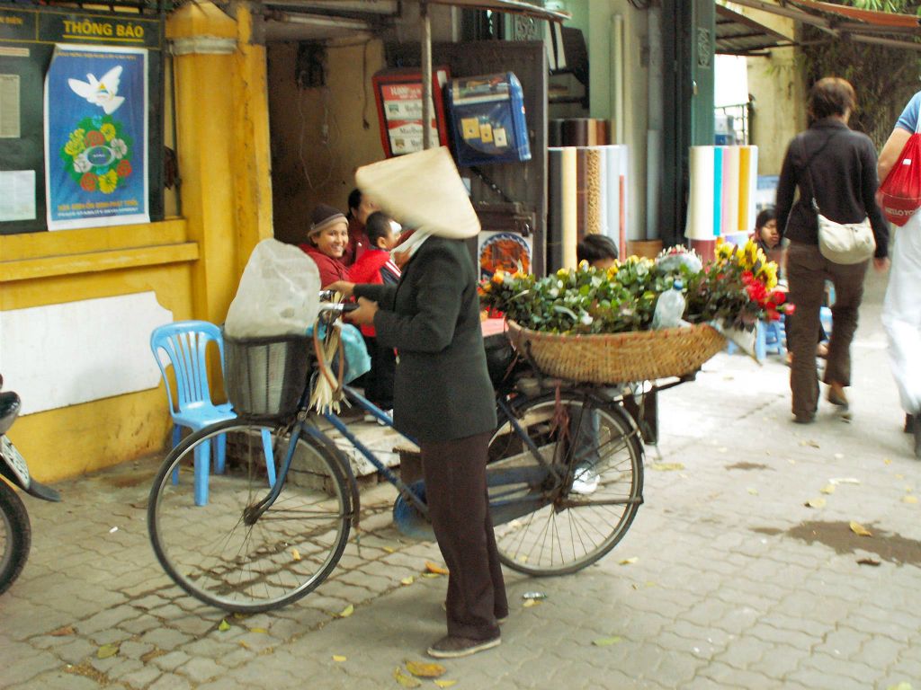 HANOI - een bloemenverkoopster