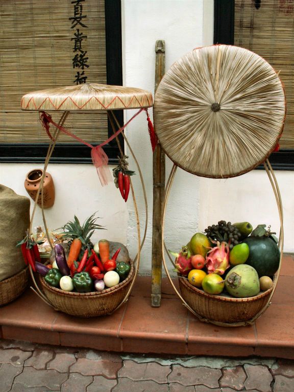HANOI - enkele manden met fruit en groente