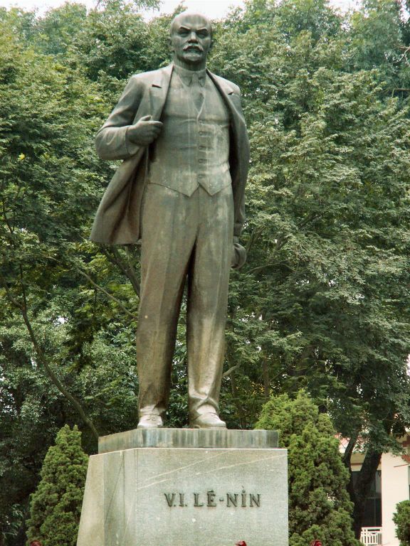 HANOI - een standbeeld ter ere van Lenin