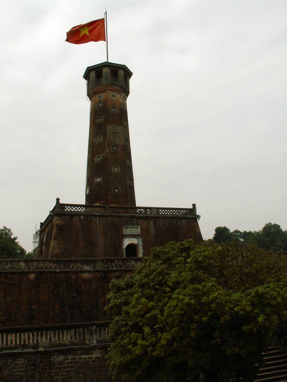HANOI - de vlaggen toren bij het militair museum