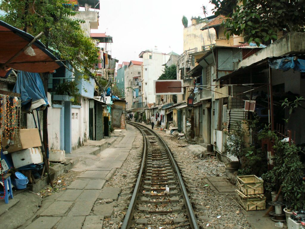 HANOI - een spoorlijn tussen de huizen