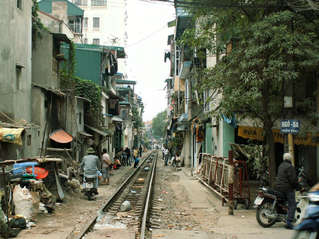 HANOI - een spoorlijn tussen de huizen
