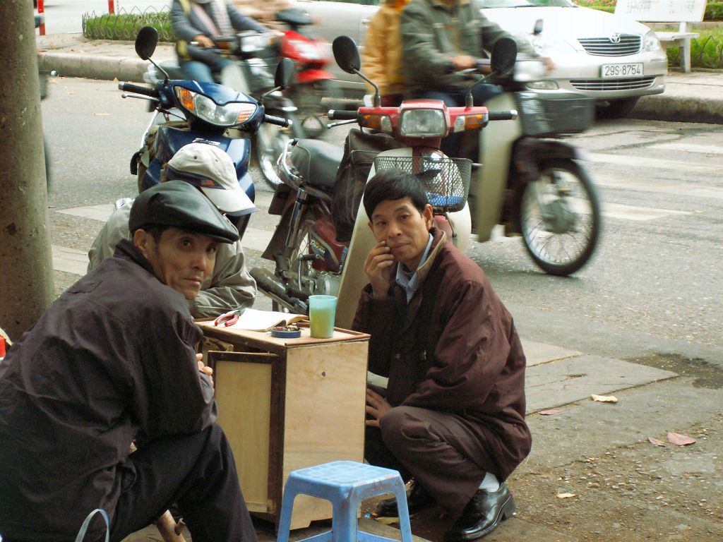 HANOI - een aantal mannen op straat