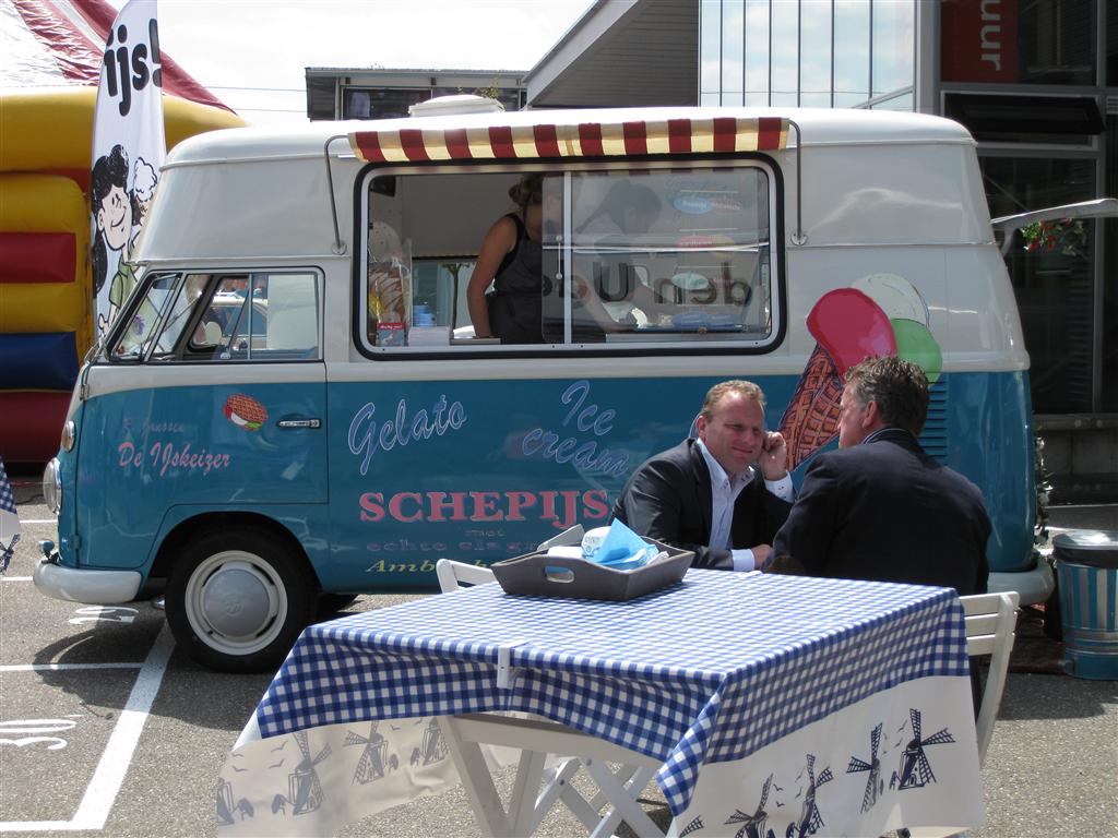 Volkswagen Bus type 22 - 1966 omgebouwd tot ijscocar