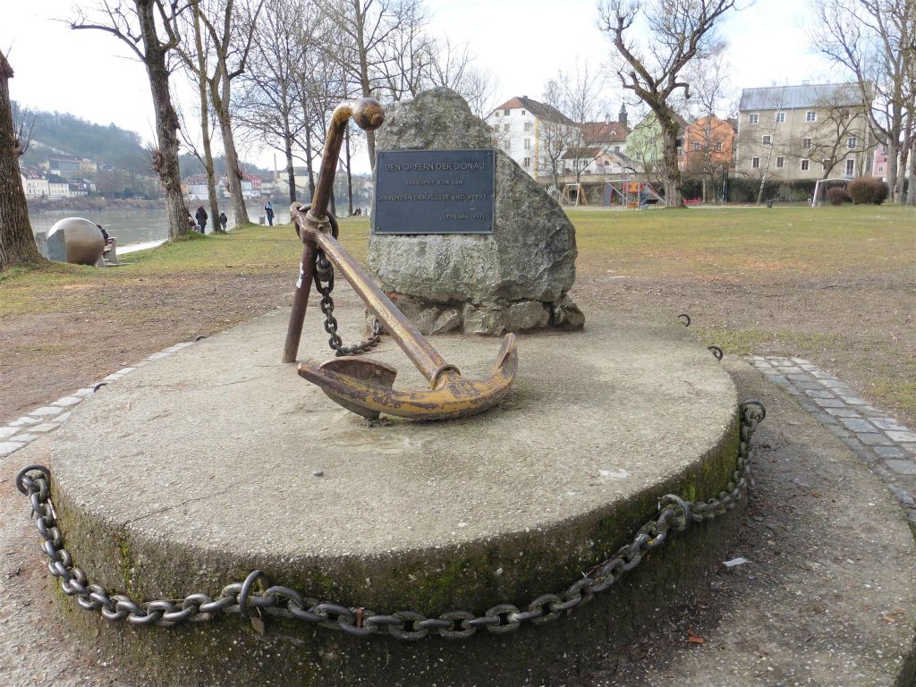 PASSAU (DUITSLAND) - een monument ter ere van de slachtoffers van de rivier de Donau