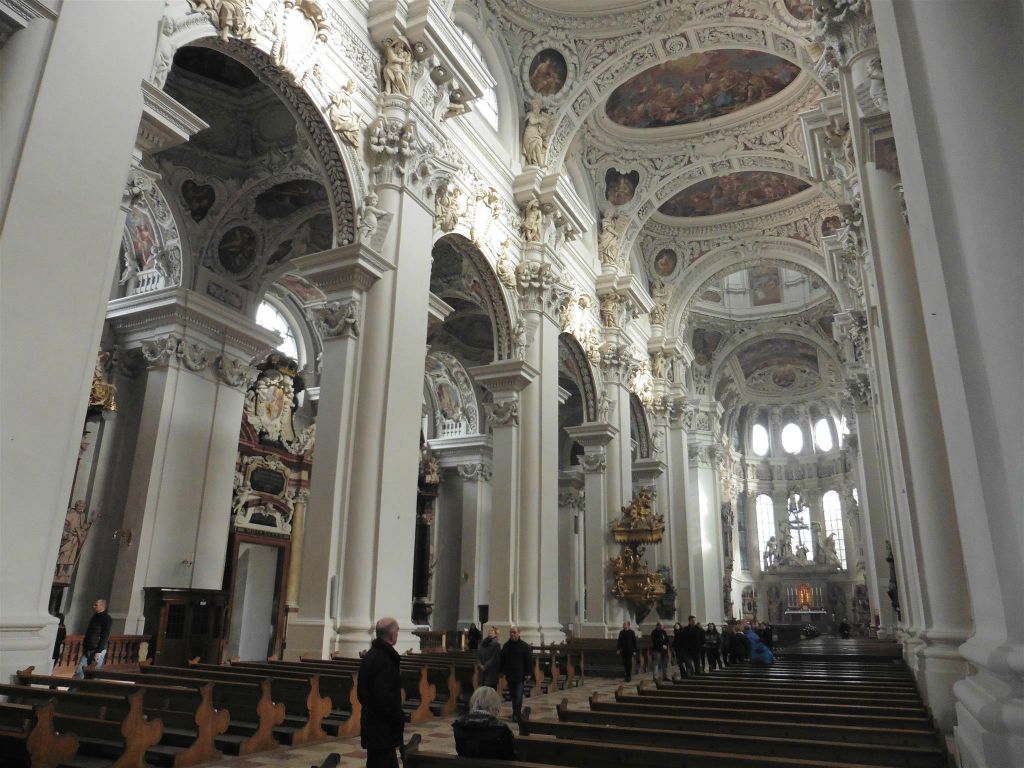 PASSAU (DUITSLAND) - binnen in de Sint Stephan kathedraal