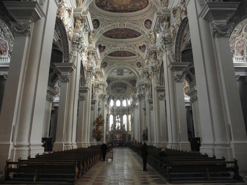 PASSAU (DUITSLAND) - binnen in de Sint Stephan kathedraal