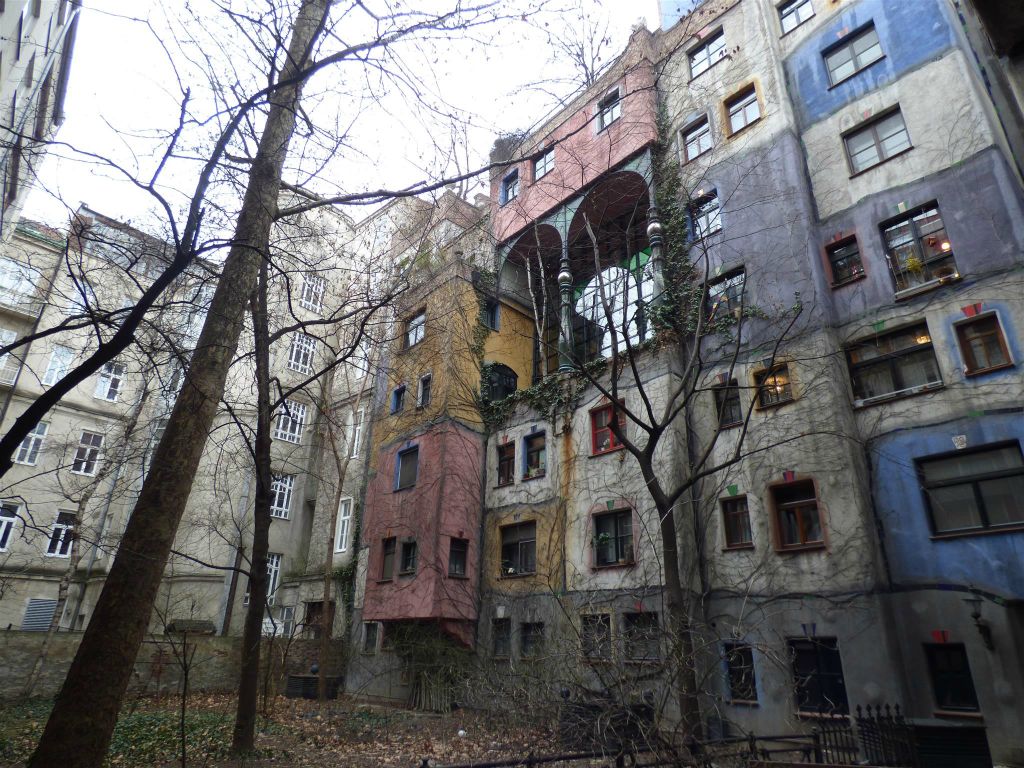WENEN - de binnenplaats bij het Hundertwasserhaus