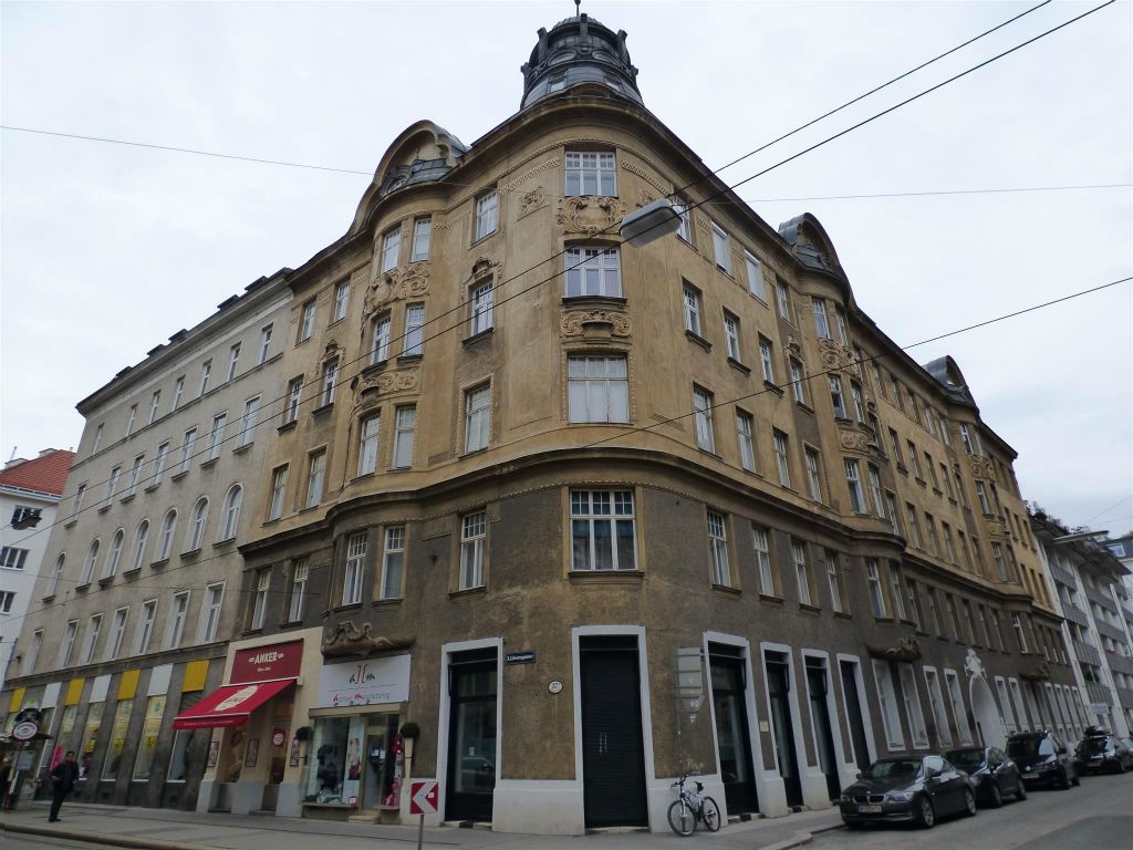 WENEN - een mooi gebouw op de hoek van de straat Löwengasse en Blütengasse