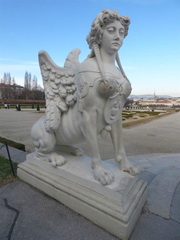 WENEN - een beeld van een Sfinx in de tuin van het Slot Obere Belvedere uit 1722