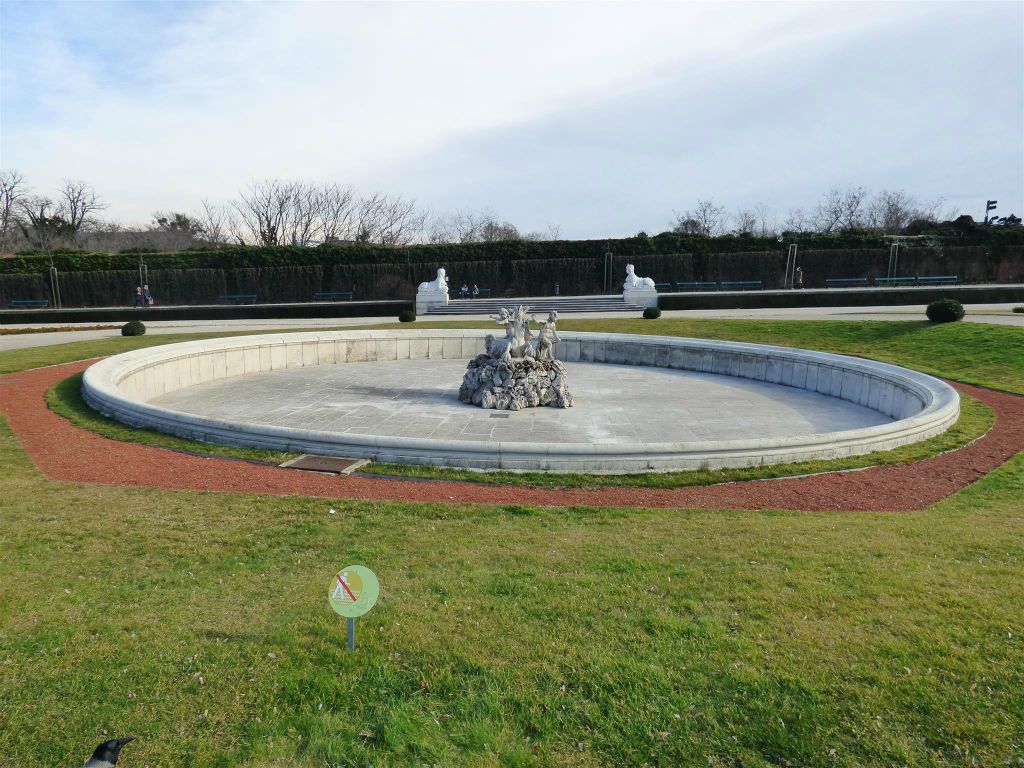 WENEN - een fontein in de tuin van het Slot Obere Belvedere uit 1722