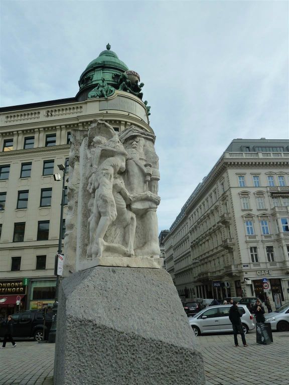 WENEN - het monument "Gate of violence", een monument tegen oorlog en fascisme