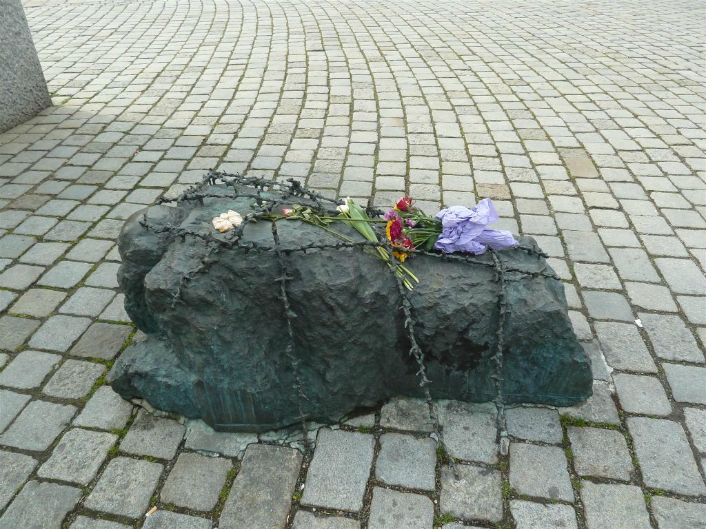 WENEN - het monument "Orpheus enters Hades", een knielende Jood die de slogans van de afbraak en vernedering van de joden in 1938 op straat aan het verwijderen is