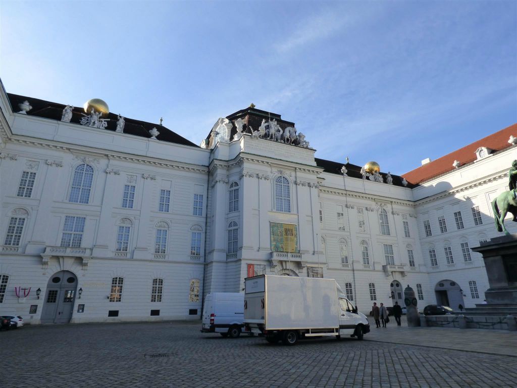 WENEN - de barokke pronkzaal en de Augustiner leeszaal van de Oostenrijkse nationale bibliotheek aan de Josefsplatz