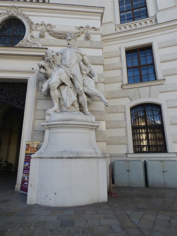 WENEN - een standbeeld van Hercules bij de poort Michaelertor