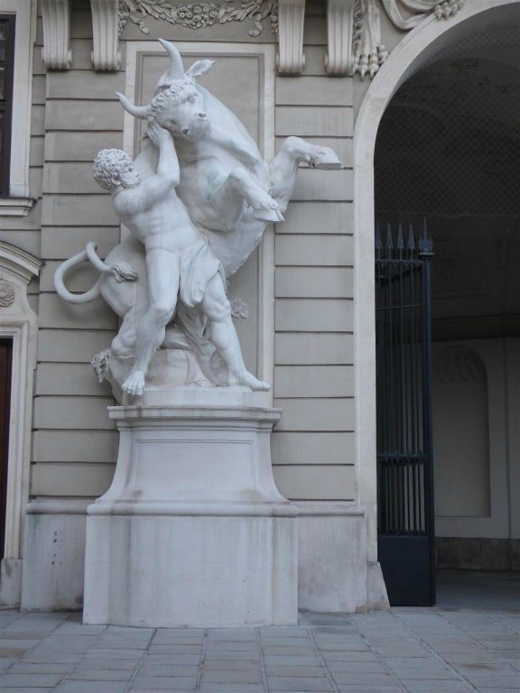 WENEN - een standbeeld van Hercules bij de Reichskanzleitrakt aan het binnenhof van het paleis Hofburg complex