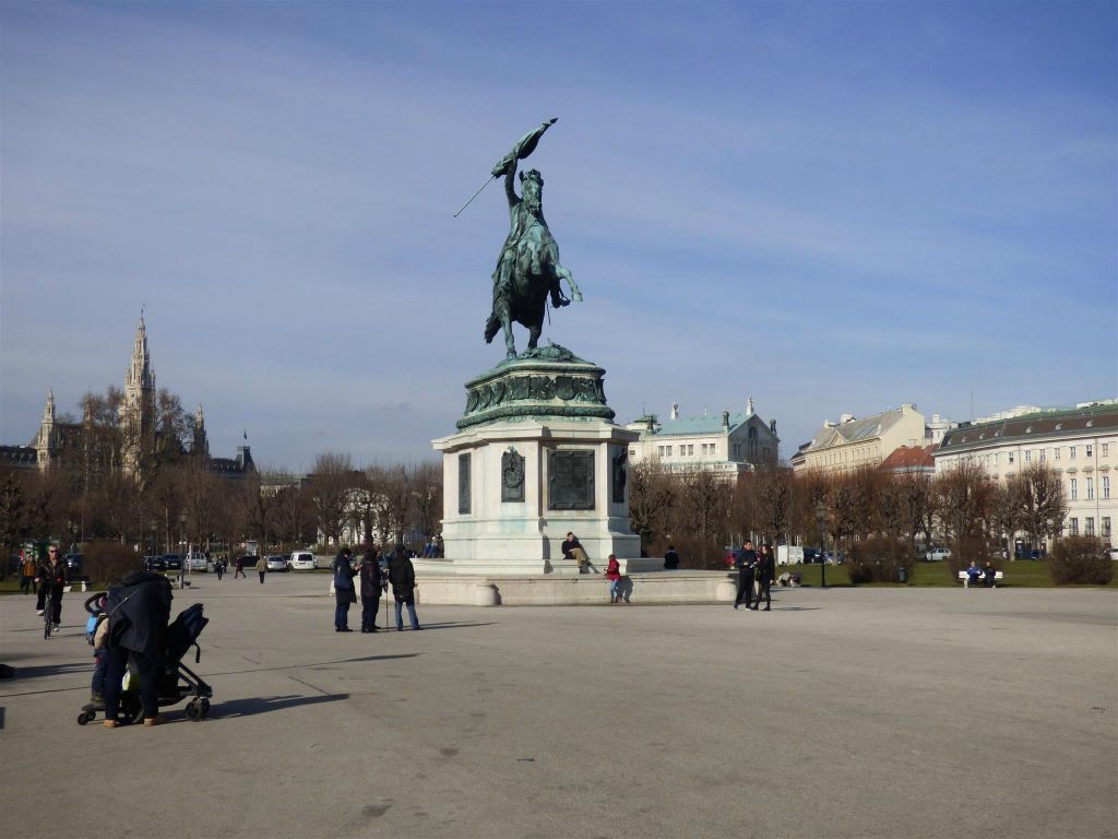 WENEN - het ruiterstandbeeld van aartshertog Karel op de Heldenplatz