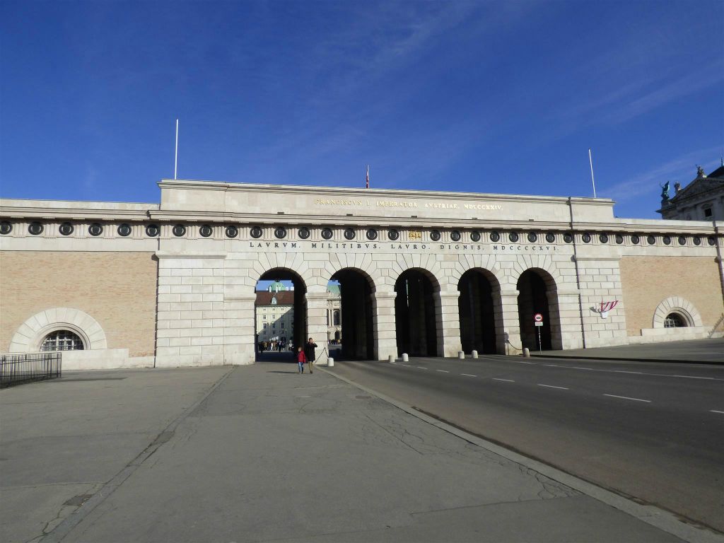 WENEN - de Äußere Burgtor van het paleis Hofburg complex