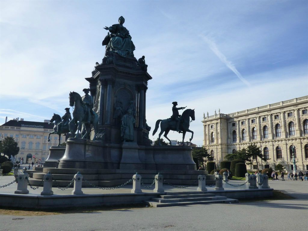 WENEN - een groot standbeeld van keizerin Maria Theresa aan de Maria-Theresien-Platz