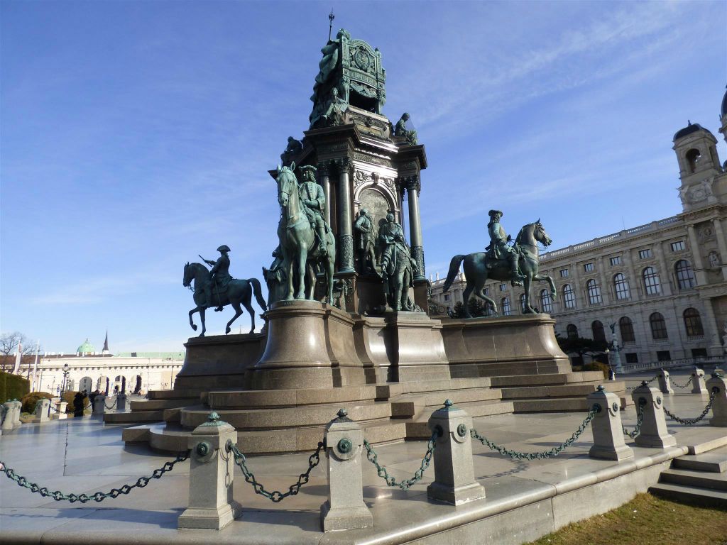 WENEN - een groot standbeeld van keizerin Maria Theresa aan de Maria-Theresien-Platz