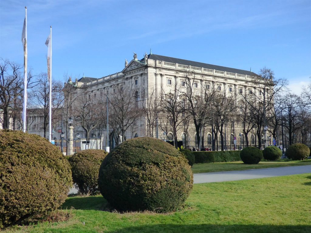 WENEN - het museum voor Volkenkunde gevestigd in een gedeelte van het paleis Hofburg complex