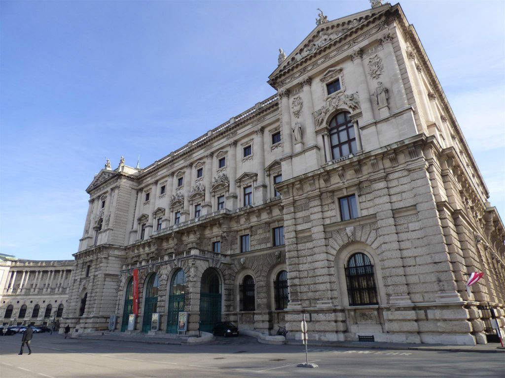 WENEN - het museum voor Volkenkunde gevestigd in een gedeelte van het paleis Hofburg complex