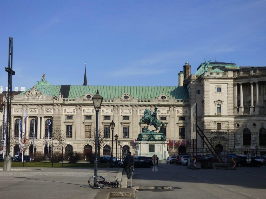 WENEN - het ruiterstandbeeld van Prins Eugene van Savooiekool bij het paleis Hofburg complex