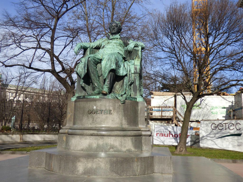 WENEN - een standbeeld van de Duiste wetenschapper, toneelschrijver, romanschrijver, filosoof, dichter, natuuronderzoeker en staatsman Johann Wolfgang von Goethe