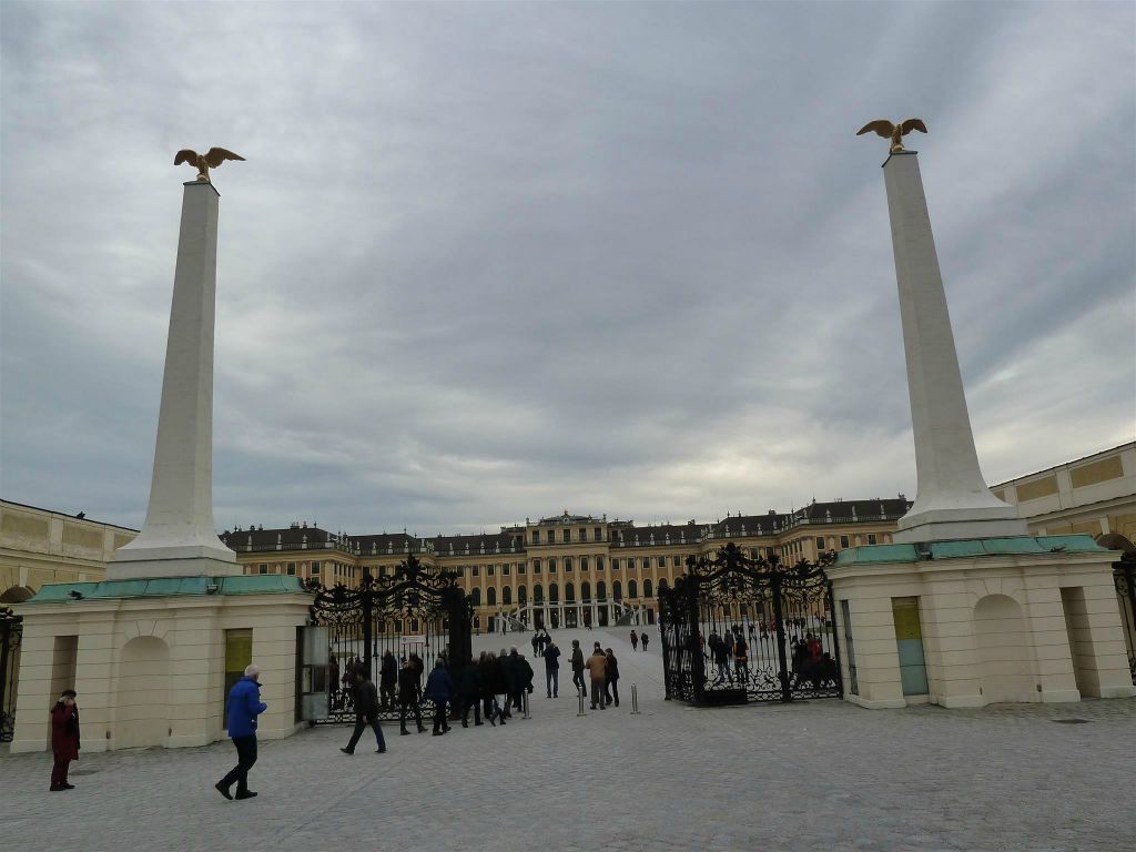 WENEN - de toegangspoort van het Schönbrunn Paleis