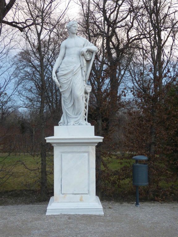 WENEN - een beeld in het park van het Schönbrunn Paleis