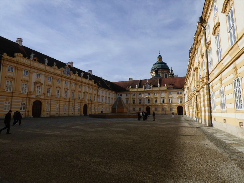 MELK - het Prälatenhof, het grootste hofje van de abdij van Melk (Stift Melk)