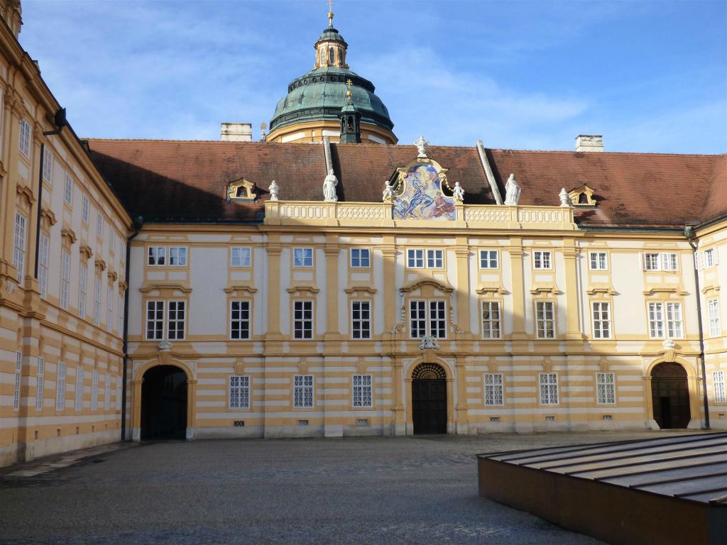 MELK - het Prälatenhof, het grootste hofje van de abdij van Melk (Stift Melk)