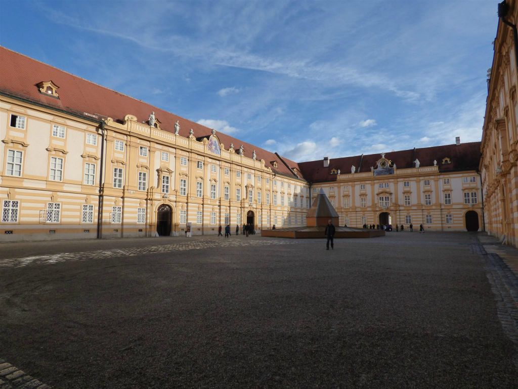 MELK - het Prälatenhof, het grootste hofje van de abdij van Melk (Stift Melk)
