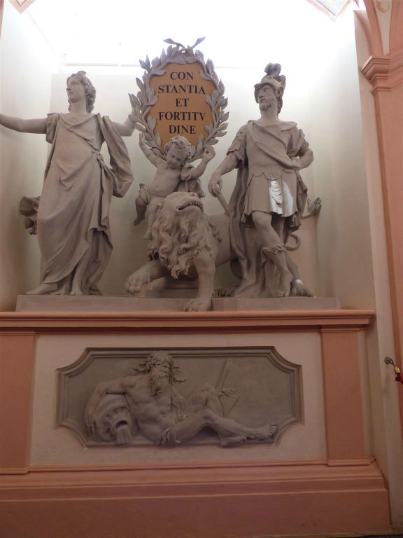 MELK - een beeld bij de ingang van het museum van de abdij van Melk (Stift Melk)