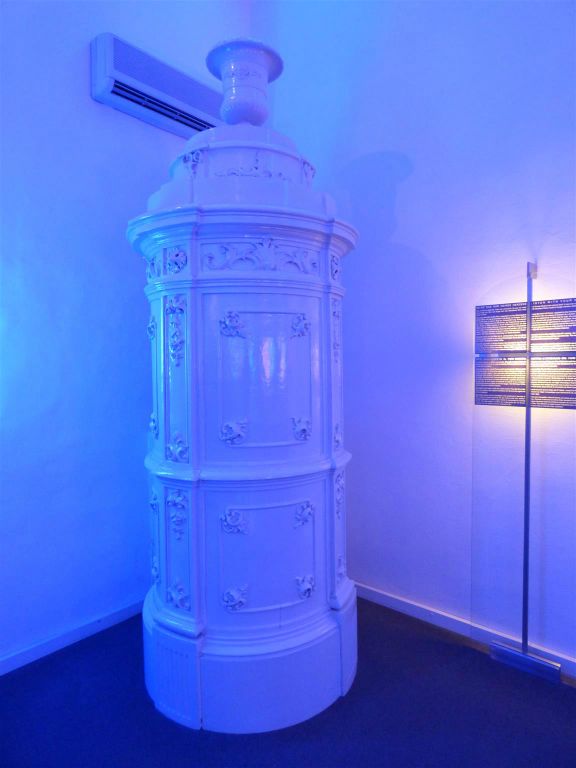 MELK - een stenen kachel in de blauwe kamer in het museum van de abdij van Melk (Stift Melk)