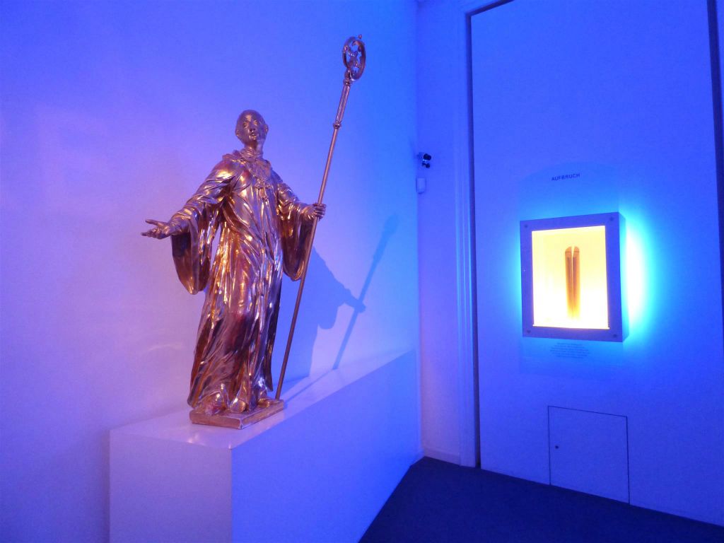 MELK - een beeld van de heilige Benedictus in de blauwe kamer in het museum van de abdij van Melk (Stift Melk)