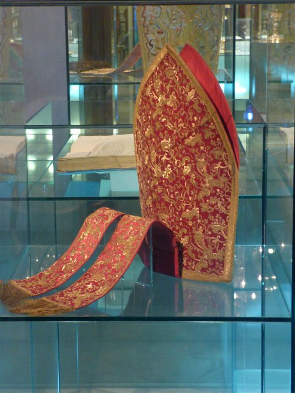 MELK - een mijter in het museum in de abdij van Melk (Stift Melk)