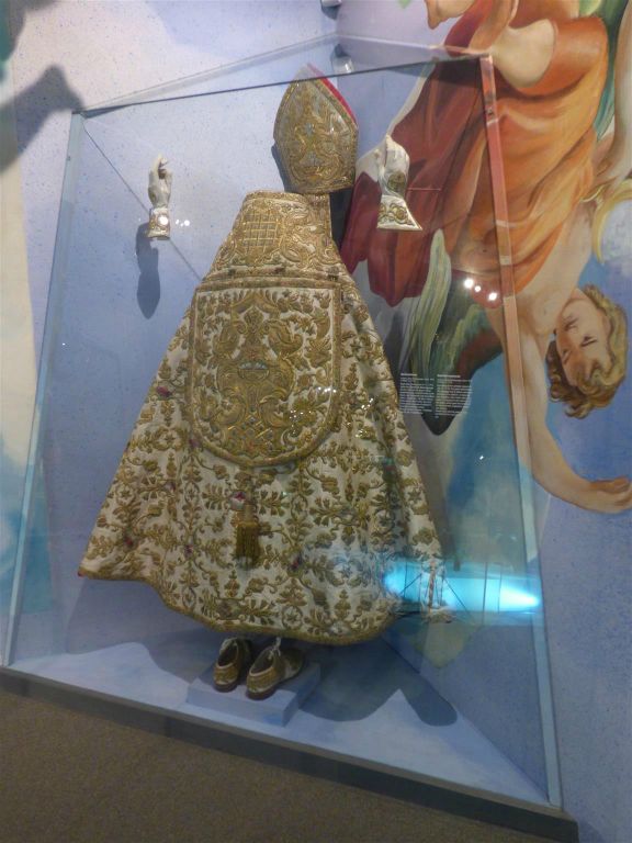 MELK - oude klederdracht van een heilige in het museum in de abdij van Melk (Stift Melk)