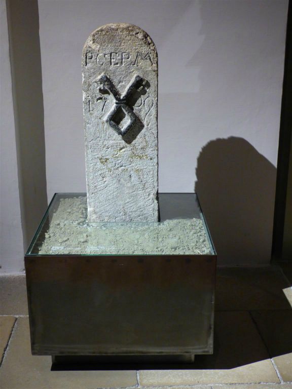 MELK - een grenspaal uit 1769 in het museum in de abdij van Melk (Stift Melk)