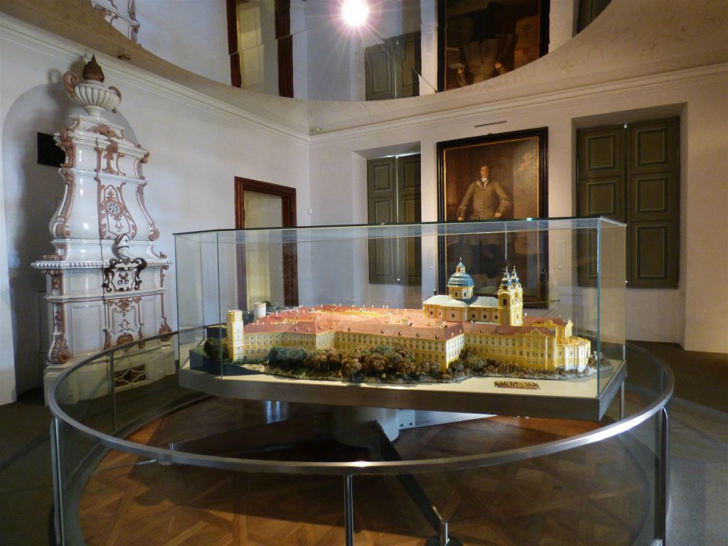 MELK - een kamer met oa een miniatuur van Stift Melk in het museum van de abdij van Melk (Stift Melk)