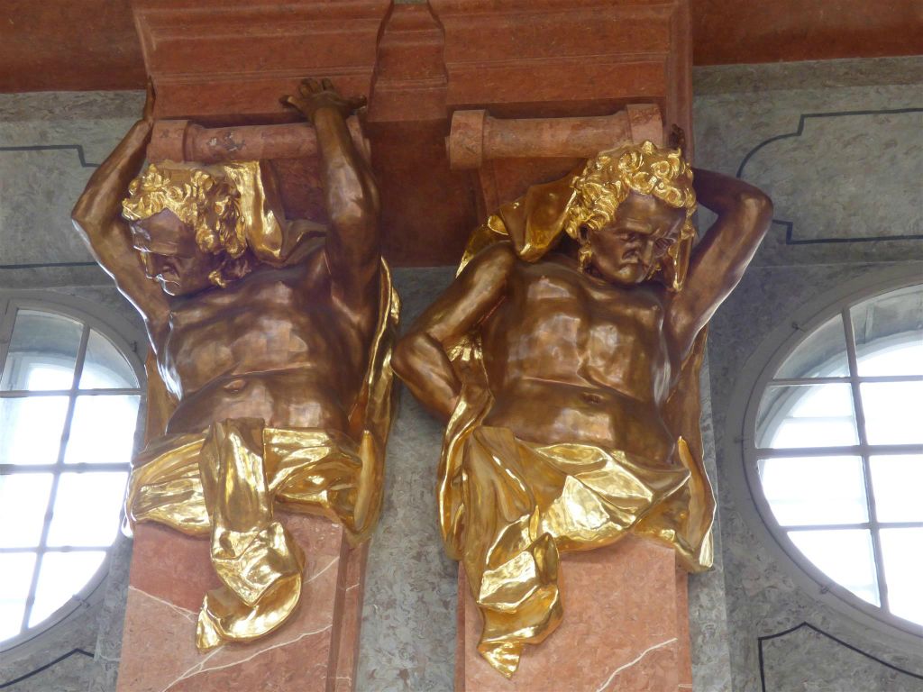 MELK - twee beelden in de marmeren kamer die dienst deed als eetkamer in de abdij van Melk (Stift Melk)