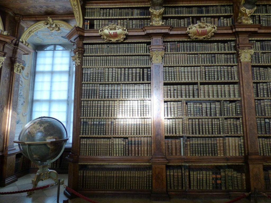 MELK - binnen in de bibliotheek van de abdij van Melk (Stift Melk)
