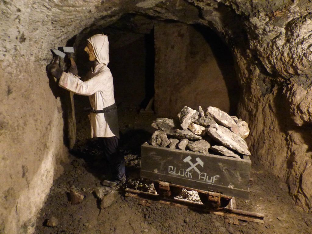 HINTERBRÜHL - hier is te zien hoe het er vroeger aan toe ging in de Seegrotte