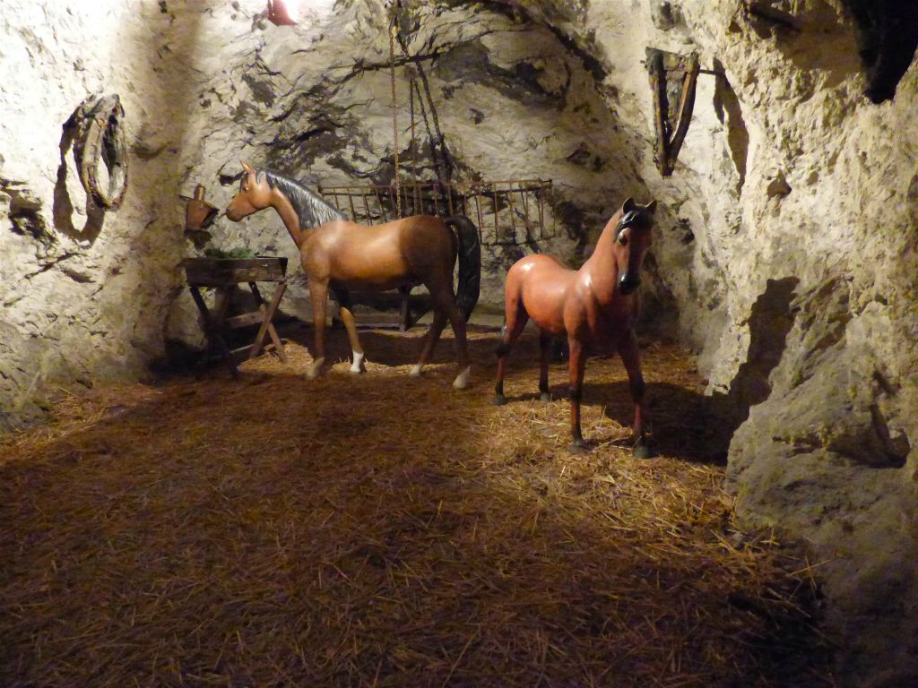 HINTERBRÜHL - de paardenstal waar de paarden verbleven in de Seegrotte