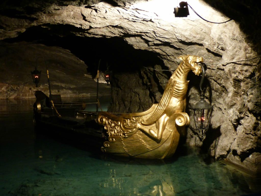 HINTERBRÜHL - een boot die gebruikt is voor de opnames van de film de 3 musketiers in de Seegrotte
