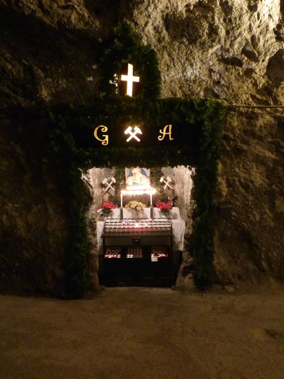 HINTERBRÜHL - een monument in de Seegrotte ter ere van de omgekomen slachtoffers